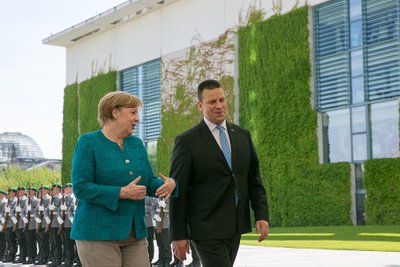LAPSEPÕLVELOOD: Sõjaväeline ja auavaldustega vastuvõtt värskele peaministrile Jüri Ratasele. Angela Merkel rääkis Ratasele oma lapsepõlvest Ida-Saksamaal.