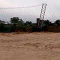 Видео: Огромный подвесной мост упал в реку в Непале