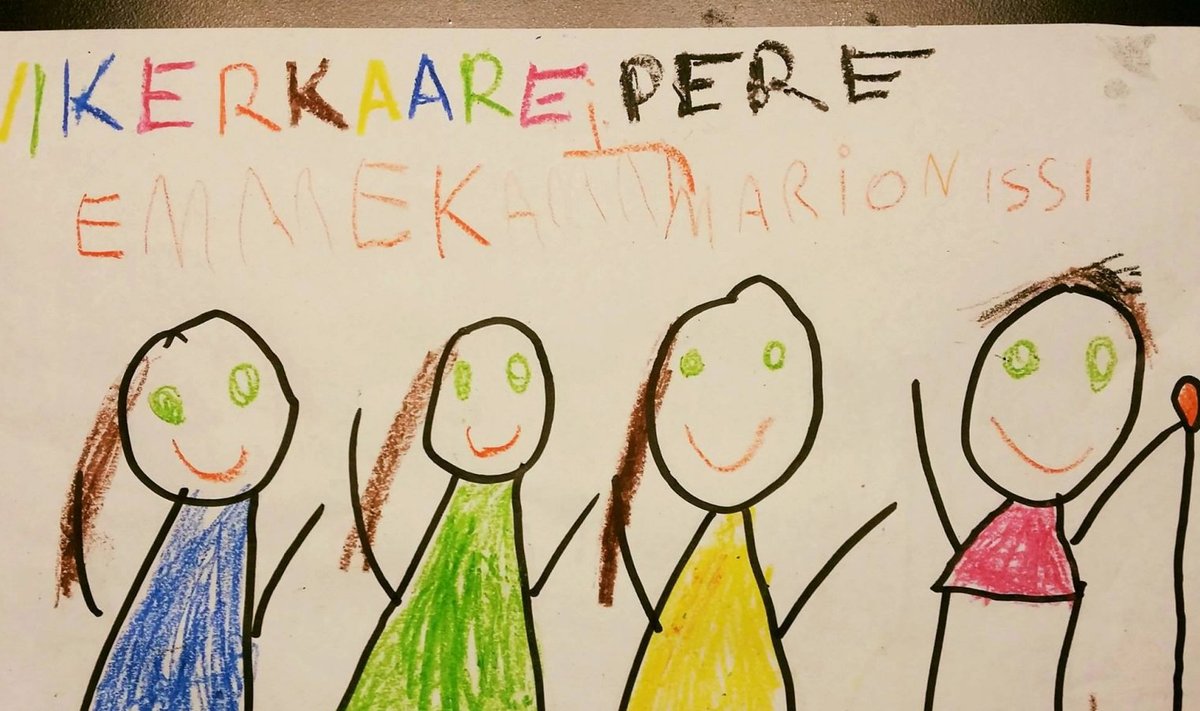 Perepildi joonistas Eriku tütar Marion (pildil on issi paremal, roosas, koeraga)