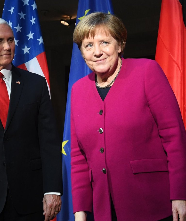 JULGE JA TERAV: Kui USA asepresident Mike Pence sai Münchenis külma vastuvõtu osaliseks, siis Angela Merkeli esinemisele järgnenud aplaus ähvardas ürituse ajakava sassi ajada.