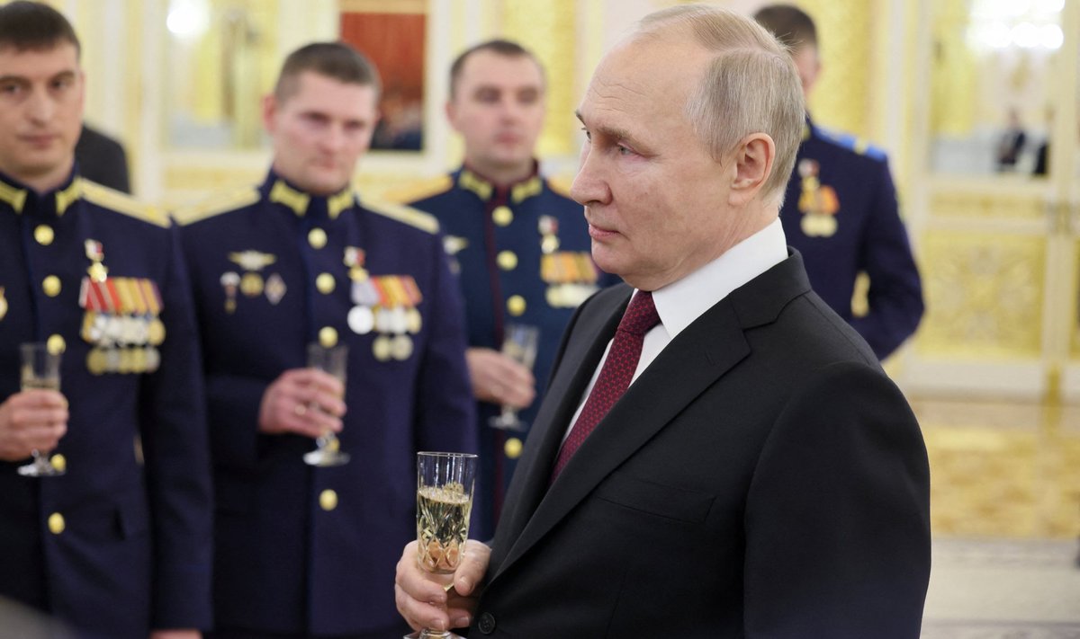 Vahuveiniklaasiga tuikuv Putin tekitas sel nädalal ohtralt kõneainet