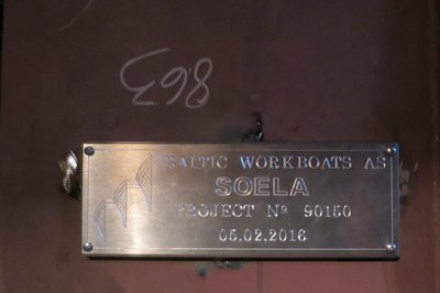Parvlaeva Soela kütusetanki seinale kinnitatud graveeringuga tahvel, mis meenutab kiilupaneku tseremooniat 5. veebruaril 2015.