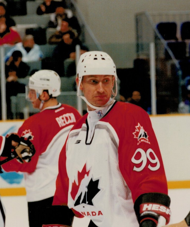 Maailma jäähoki ajaloo parim mängija Wayne Gretzky ja tema legendaarne number 99 Nagano taliolümpia jääl.