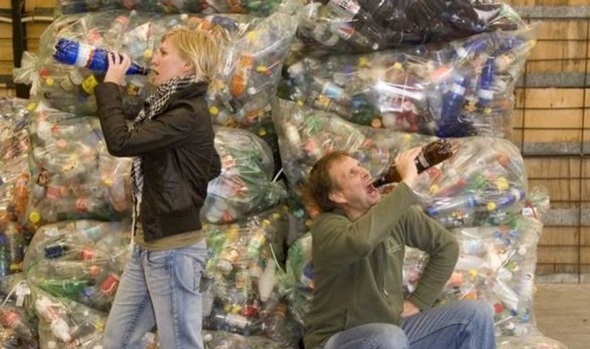 PRÜGITEKITAJAD: Kaks inimest tekitavad aastas 1200 pooleliitrise plastpudeli kaalu jagu plastpakendijäätmeid. Aastas jõuab prügilasse kokku 38 080 tonni plastikjäätmeid. (Pildil loo autor ja fotograaf Vallo.)