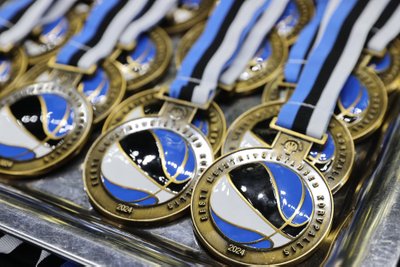 Kes sellist medalit ei tahaks? Taolised iludused riputati Unibet Arenal kaela Eesti naiste korvpallimeistrile. 