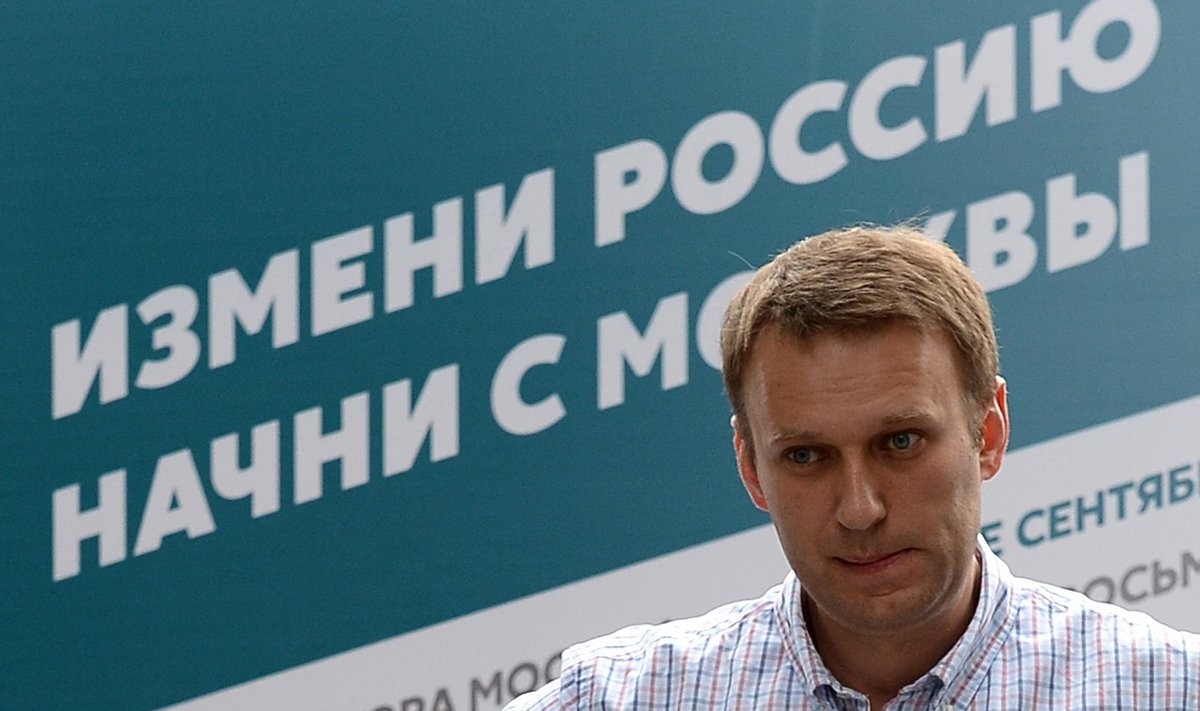 Moscow Mayor candidate Navalny meets with electorate