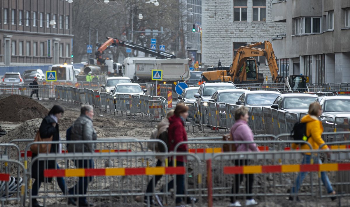 Tallinna tänavatest on saanud ehitustandrid ja punktist A punkti B jõudmine nõuab tavapärasest rohkem aega ja mõttetööd.