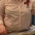 FOTO: Statoili teenindaja rinnas ilutsenud Georgi lint ärritas inimesi, firma vabandas klientide ees