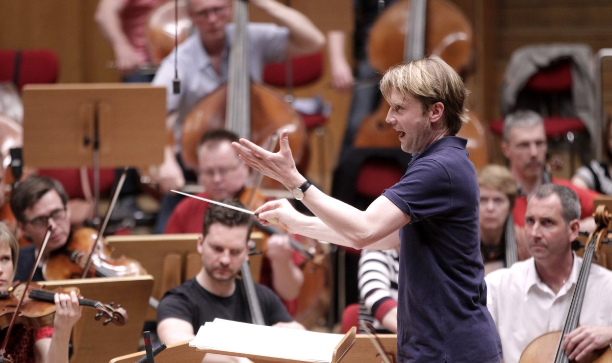 Dirigent Bas Wiegers annab peaproovis ERSO mängule viimast lihvi. Kölni saalis, mis on ehitatud amfiteatrikujuliseks ja vooderdatud puiduga kui pillikorpus, pole ühtegi paralleelset seina, et ei tekiks soovimatuid kajasid.