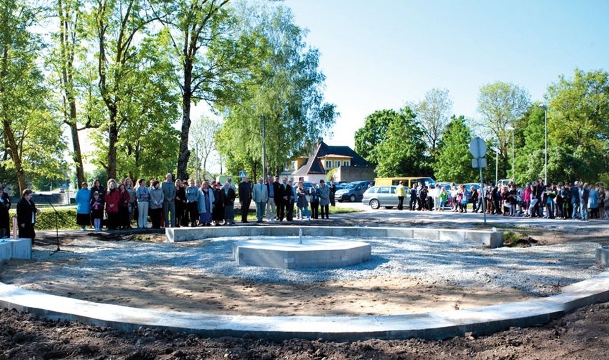 Väike lisakild eesti hariduse ajalukku: hulk rahvast oli tunnistajaks õpetaja autähise nurgakivi panemisele. Foto: Avo Seidelberg