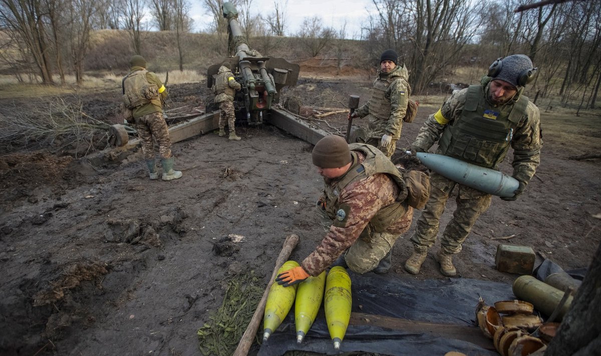 Украинские военнослужащие готовят артиллерийские снаряды перед стрельбой по позициям российских войск в Донецкой области 1 января 2023 г.