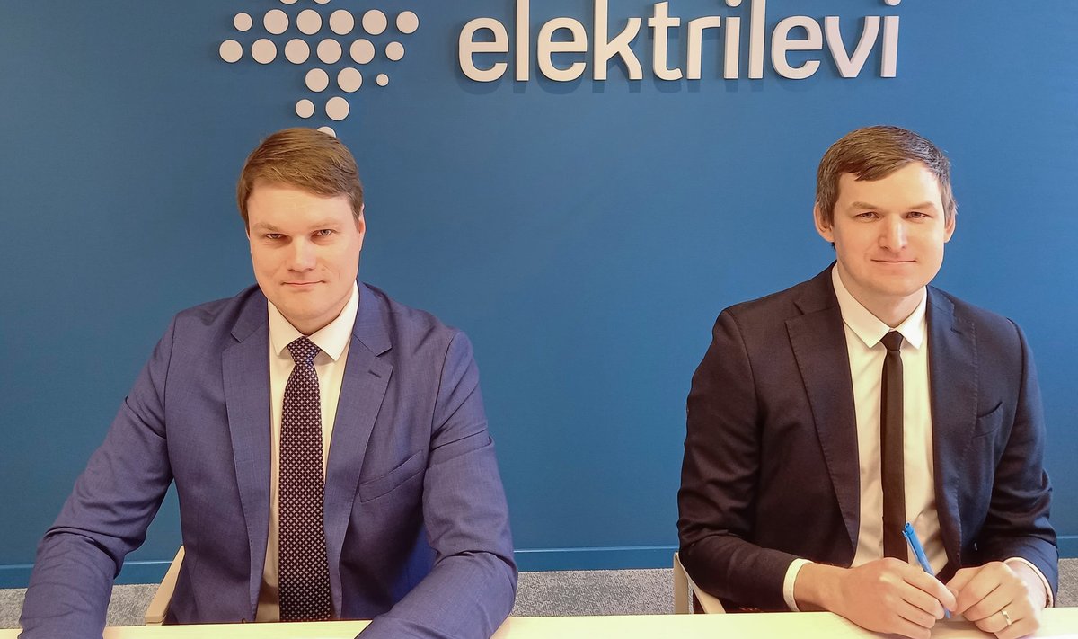 Elektrilevi juhatuse liikmed Mihkel Härm (vasakul) ja Rasmus Armas allkirjastamisel