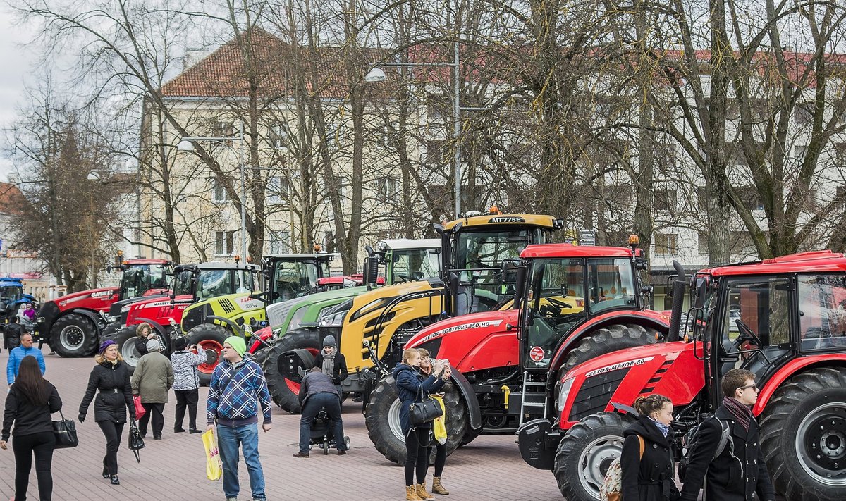 Maamessi traktorid Tartu kesklinnas.