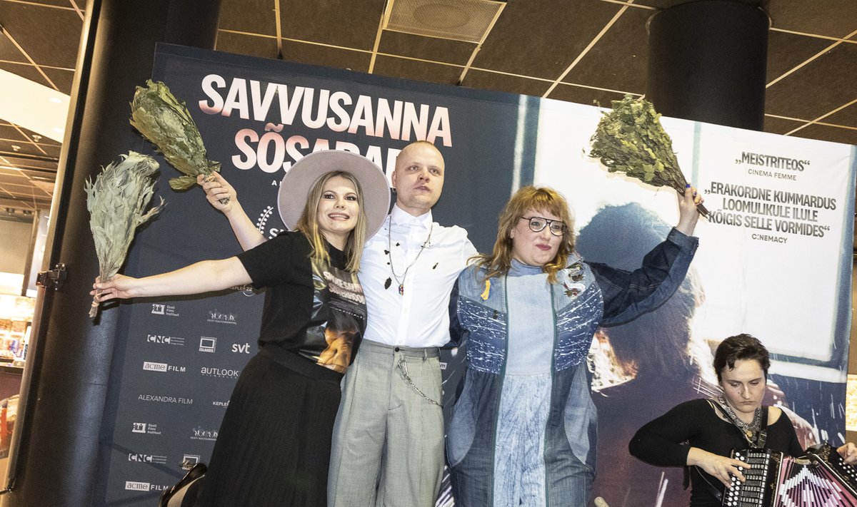 Välismaa filmifestivalidel loorbereid koguva „Savvusanna sõsarate“ režissöör Anna Hints (paremal) tegi linateost seitse aastat, kuid on tehtud töö eest seni ainult peale maksnud. Palka ei ole saanud ka filmi peaprodutsent Marianne Ostrat (vasakul).