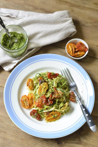 Suvikõrvitsanuudlid pesto ja röstitud tomatitega