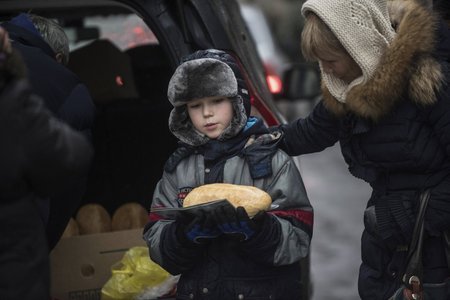 Humanitaarabi jagamine Avdijivkas, Ukrainas. Pilt on illustreeriv.