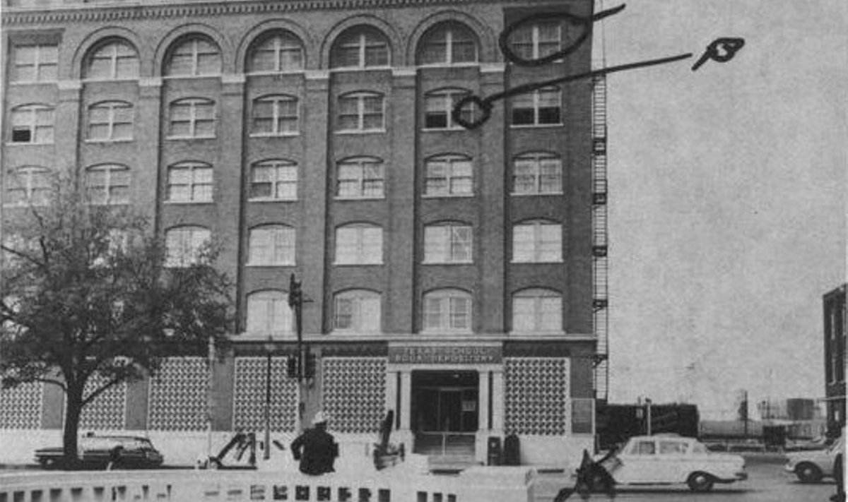 Tunnistaja Howard Brennan nägi inimesi Dallase raamatuhoidla viienda korruse aknal, aga siis nägi juba arvatavat tulistajat kuuenda korruse akna taga. Sealt leiti hiljem ka relv, mille Lee Harvey Oswald oli maha jätnud.