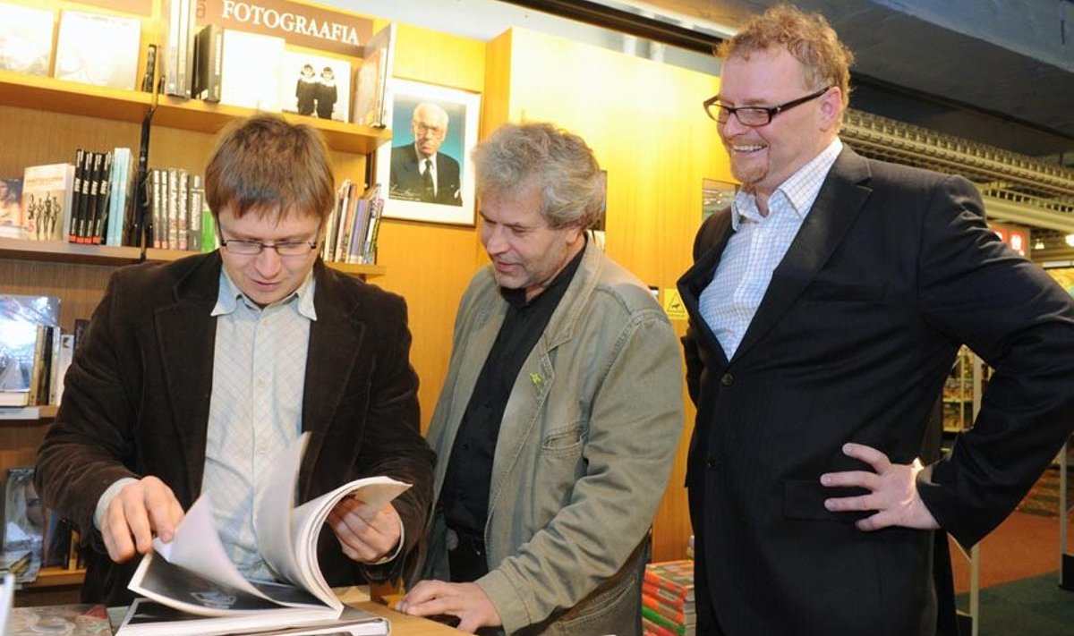 Hans H. Luik koos preemia nominendi Rein Siku ja ERRi uudistejuhi Urmet Koogiga.