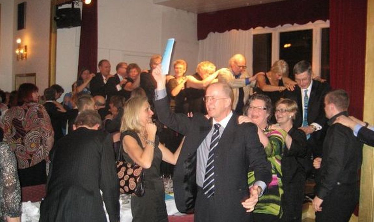 Göteborgi eestlaste tantsurivi juhtis Eesti rahvastikuministri 
nõunik Aho Rebas. 