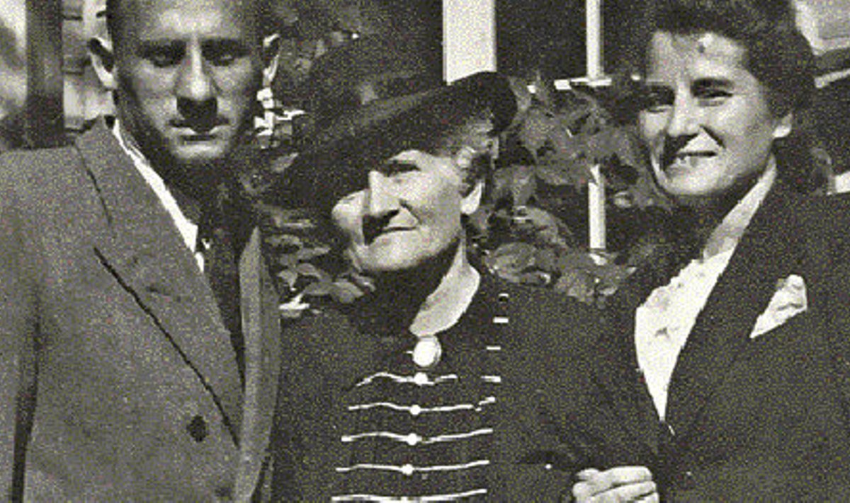 1946. aastal Tartus: doktor Grigori Bogdanov, doktor Klavdia Bežanitskaja ja Tamara Lagovskaja (Miljutina)