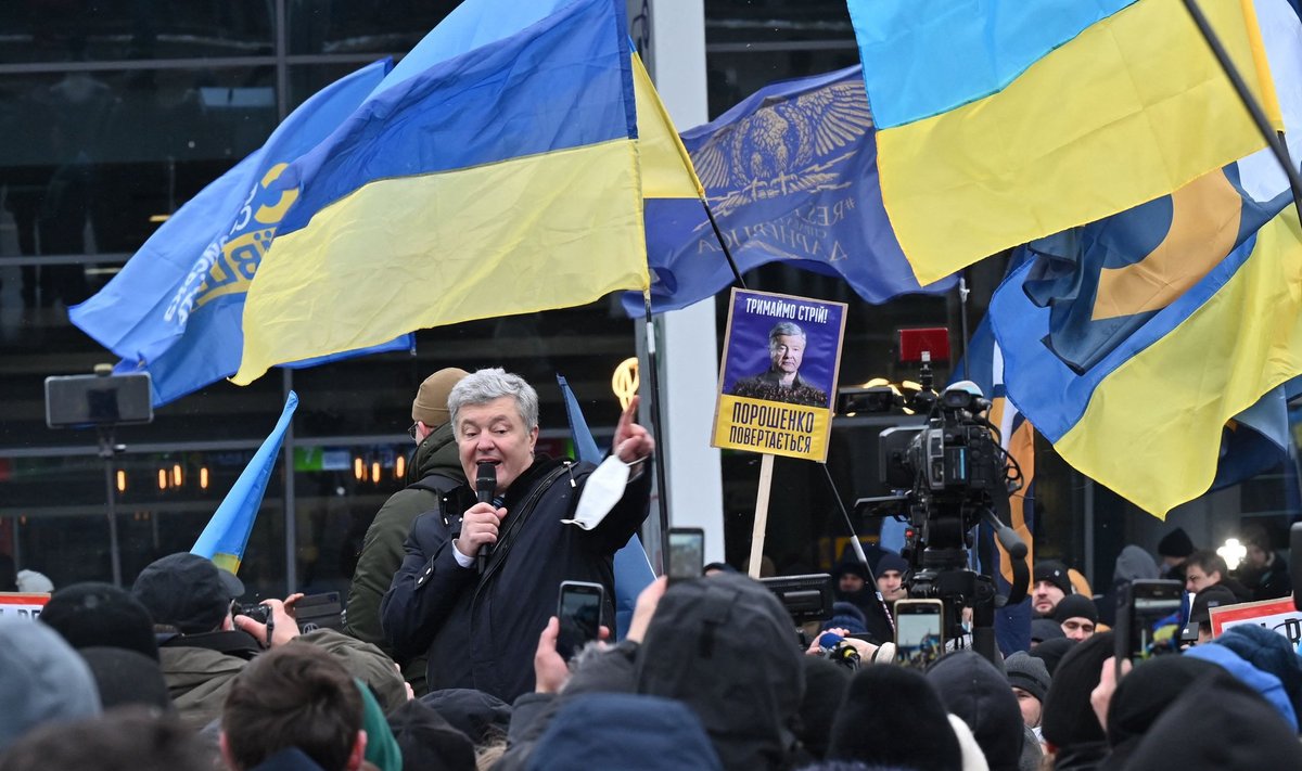 Riigireetmises süüdistatavat Porošenkot ümbritsesid Ukrainasse saabudes tuhanded tulihingelised toetajad.