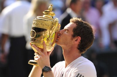 Andy Murray 2013. aasta Wimbledoni trofeega.