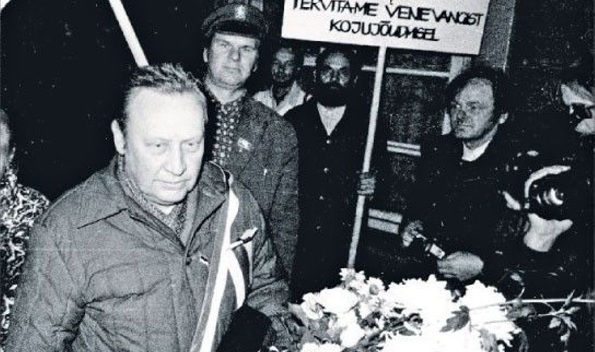 Enn Tarto (esiplaanil) vastuvõtt 17. oktoobril 1988 Tartu raudteejaamas pärast Vene vangistusest vabanemist.  Foto: Kirjastus Grenader