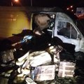 DELFI FOTOD: Tartus süttis põlema kaubik, milles magas sees leedulane