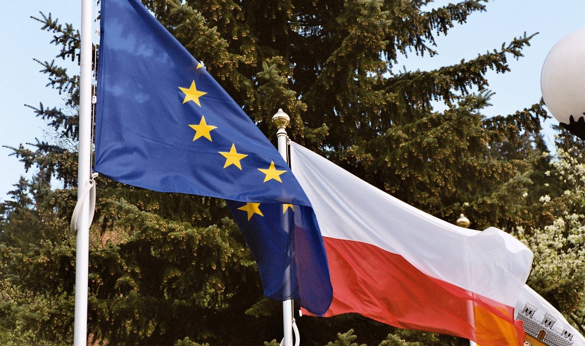 Euroopa Liidu ja Poola lipud.
