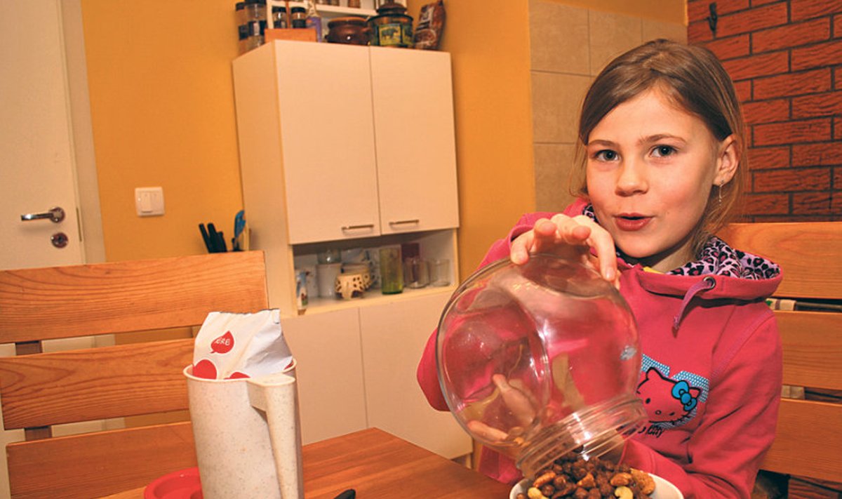 Seitsmeaastane Greete Ülejõe saab külmkapist toidu otsimisega ning endale hommikusöögi serveerimisega kenasti hakkama.