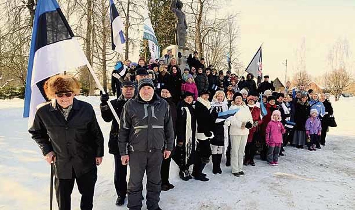 Eesti Vabariigi sünnipäev ja ilus ilm meelitasid palju inimesi Mustlasse aastapäevapeost osa saama. Foto: Priit Raudla