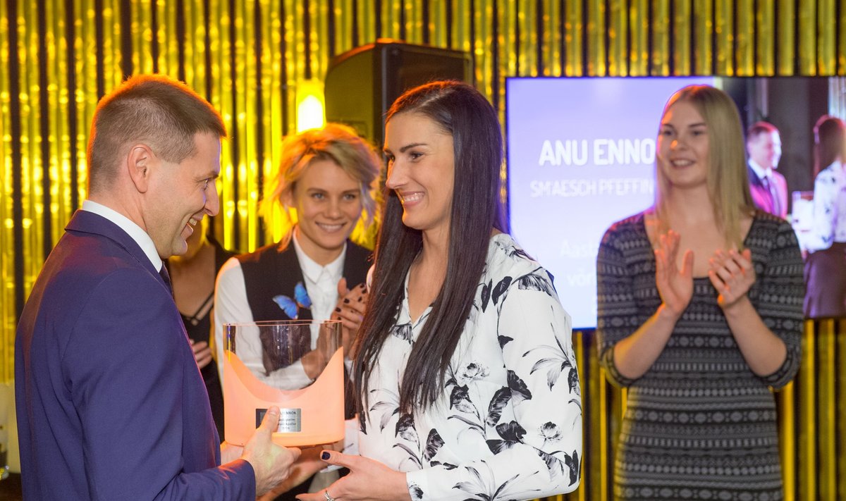 Aasta naisvõrkpalluri tiitli võitnud Anu Ennokit õnnitleb Eesti Võrkpalli Liidu president Hanno Pevkur.
