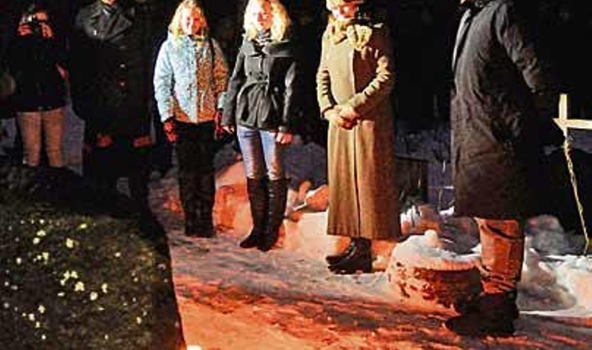 Kultuuripärandi aasta avaüritus lõppes küünalde süütamisega Tarvastu kalmistul. Sellest võttis osa ka president Toomas Hendrik Ilves. Foto: Priit Raudla