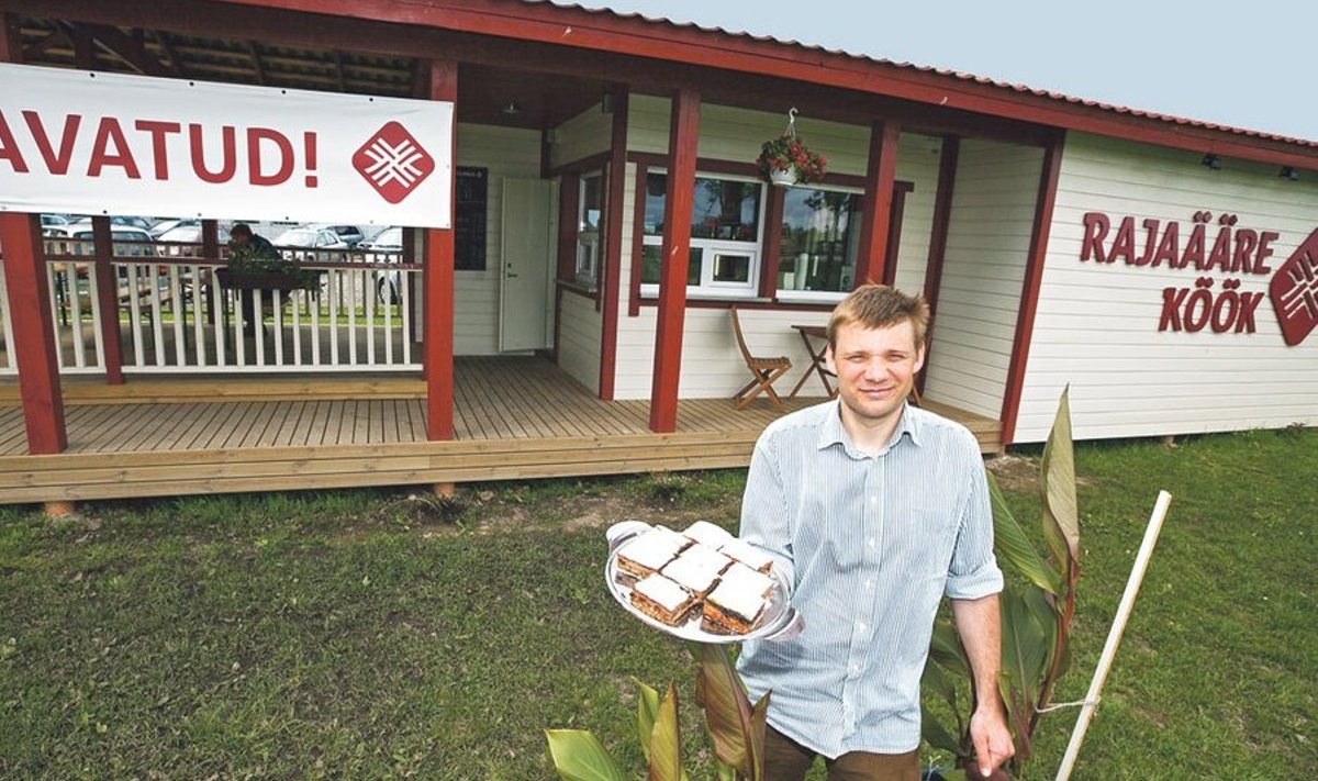 Toomas Ojakäär alustas pärast riigitöö lõppu väikeettevõtjana ning pakub Rajaääre köögis külastajaid teenindades kohapeal küpsetatud kooke ja muud maitsvat.