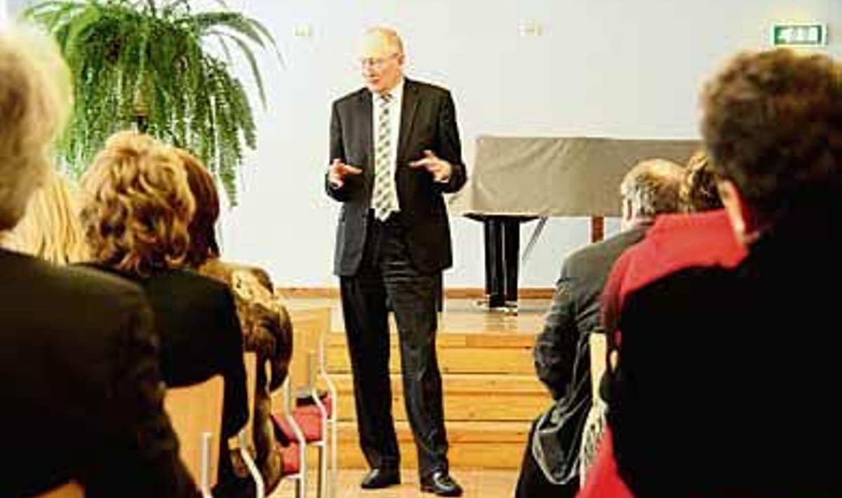 Haridus- ja teadusminister Jaak Aaviksoo selgitas saalisviibijaile reformide vajalikkust ja vastas ka kuulajate küsimustele. Foto: Alar Karu
