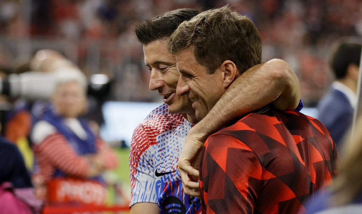Suvel Bayernist Barcelonasse kolinud Robert Lewandowski (vasakul) õnnitleb sünnipäevalast Thomas Müllerit.