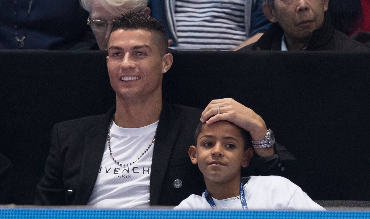 Cristiano Ronaldo koos oma pojaga 2018. aastal.