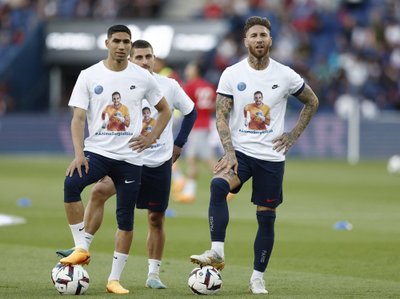 Футболки с изображением и именем Серхио Рико были одеты во время разминки в последнем туре французского чемпионата 