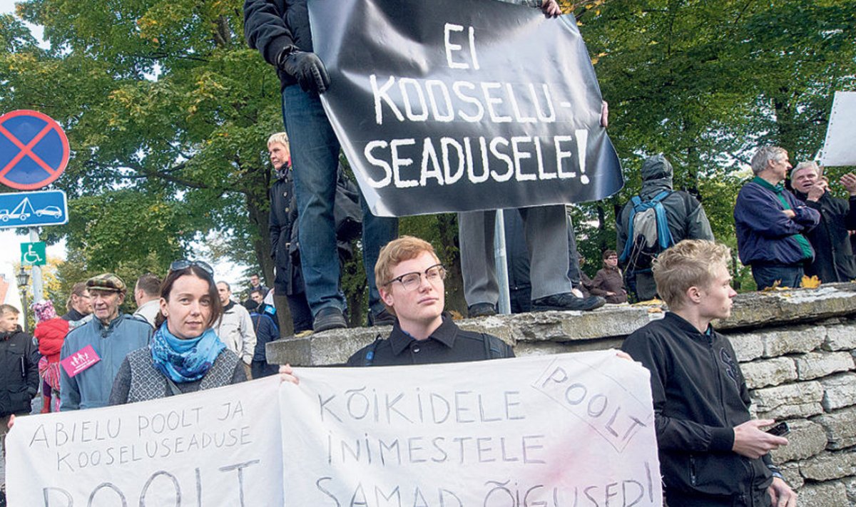 Kooseluseaduse teemaline  meeleavaldus Tallinnas Toompea lossi ees 4. oktoobril. Kohal oli  nii vastaseid kui ka pooldajaid.