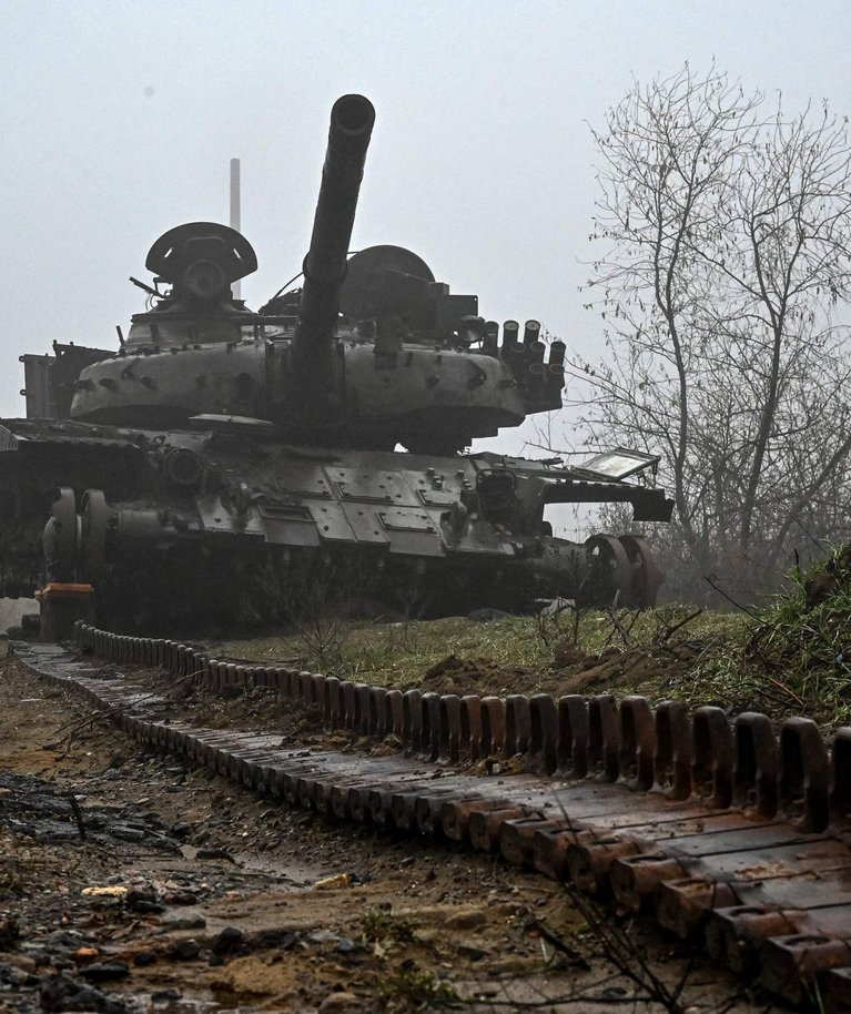 Hävitatud tank Harkivi oblastis Kamjanka küla ääres. Foto tehtud 13. detsembril 2022.