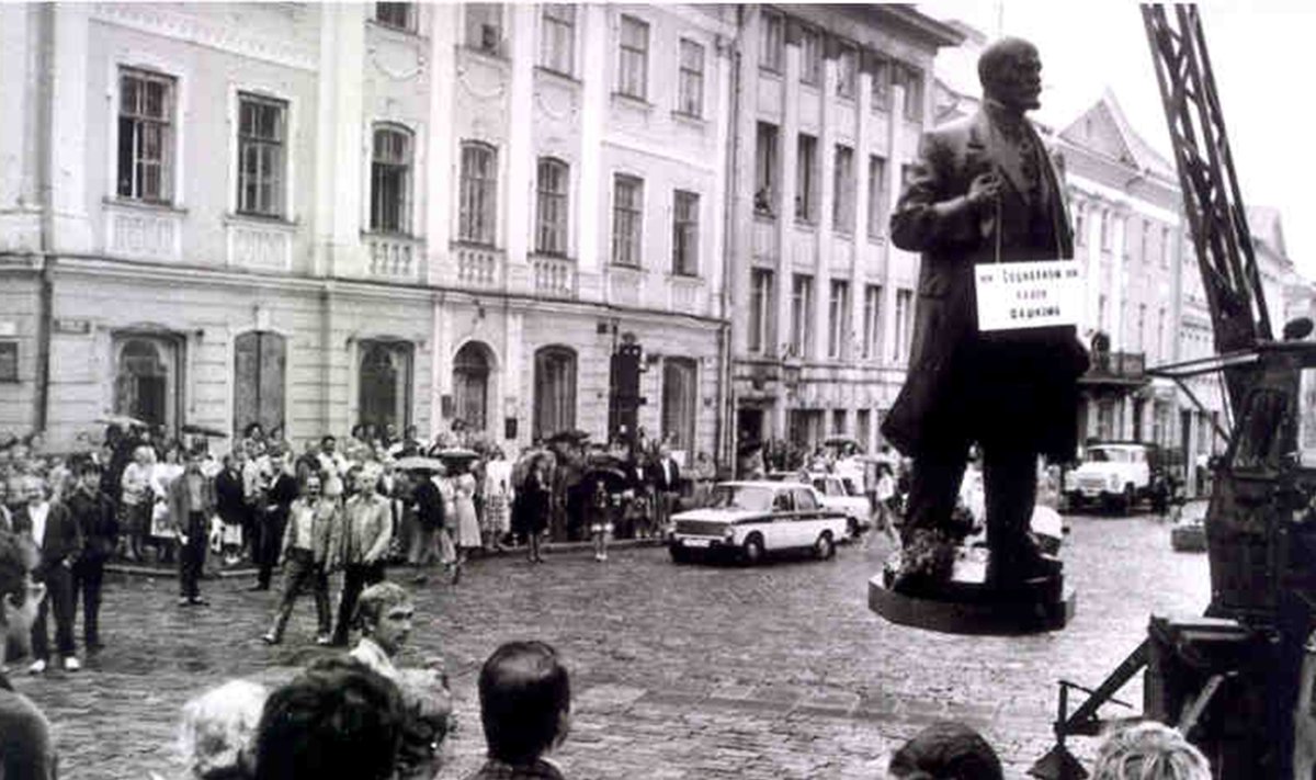 „POODUD“ LENIN: Mahavõetud Lenini kuju kõlgub Tartu Raekoja platsi kohal. 23. august 1990.