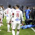 В футболиста французской Лиги 1 прилетела бутылка в самом начале матча и игру отменили