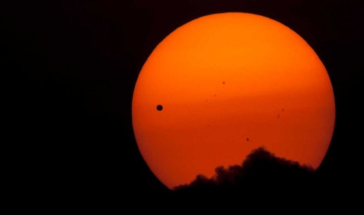 Nepali peaaegu pilvitusse taevasse tõusev Päike koos väikese täpina paistva Veenusega (Foto: AFP)