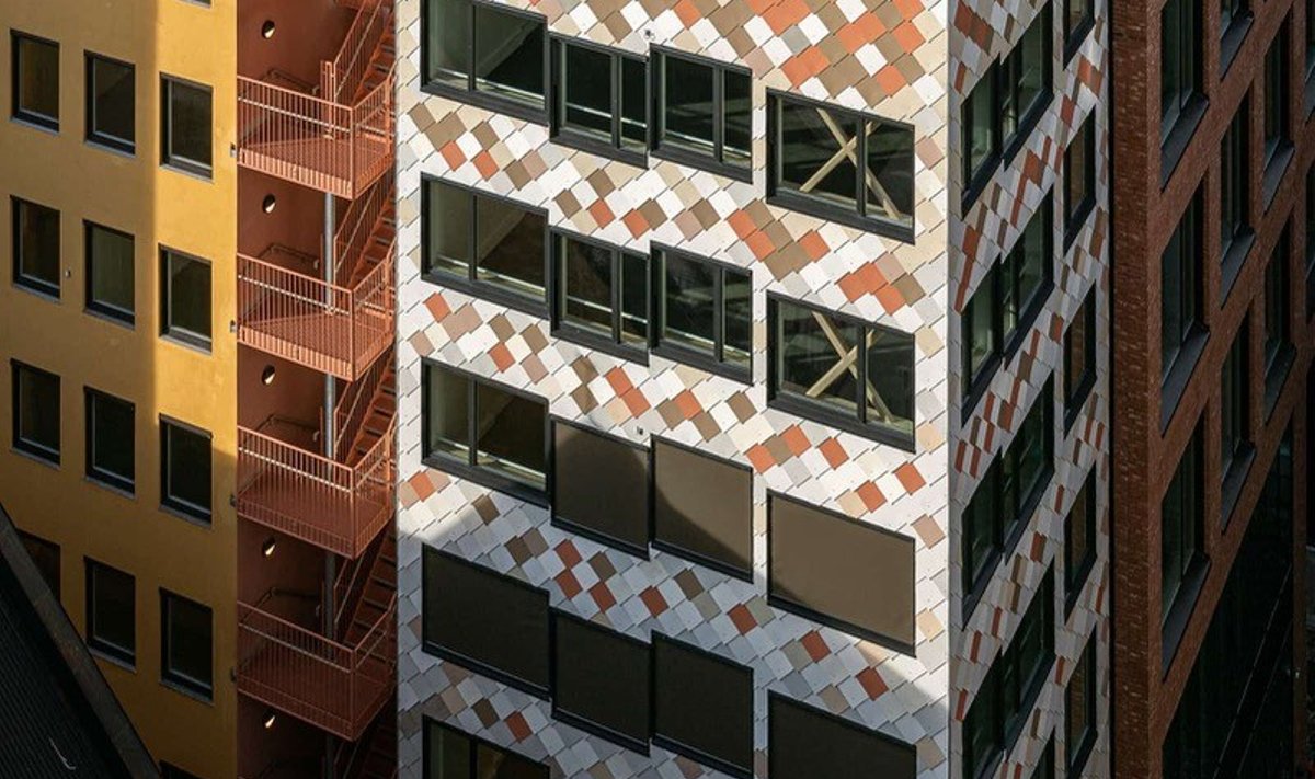 Pildil: Taaskasutusmaterjalidest ehitatud 8-korruseline juurdeehitus Oslos. Hoone aknad hangiti näiteks teiselt ehitusobjektilt, millele need ei sobinud tootja eksimuse pärast. 