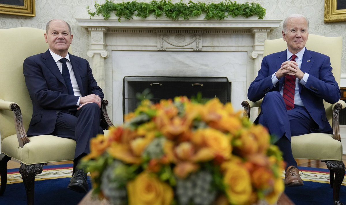 USA president Joe Bidenit (paremal) külastanud Saksa kantsler Olaf Scholzi sõnul on tähtis, et liitlased jätkavad Kiievi toetamist.