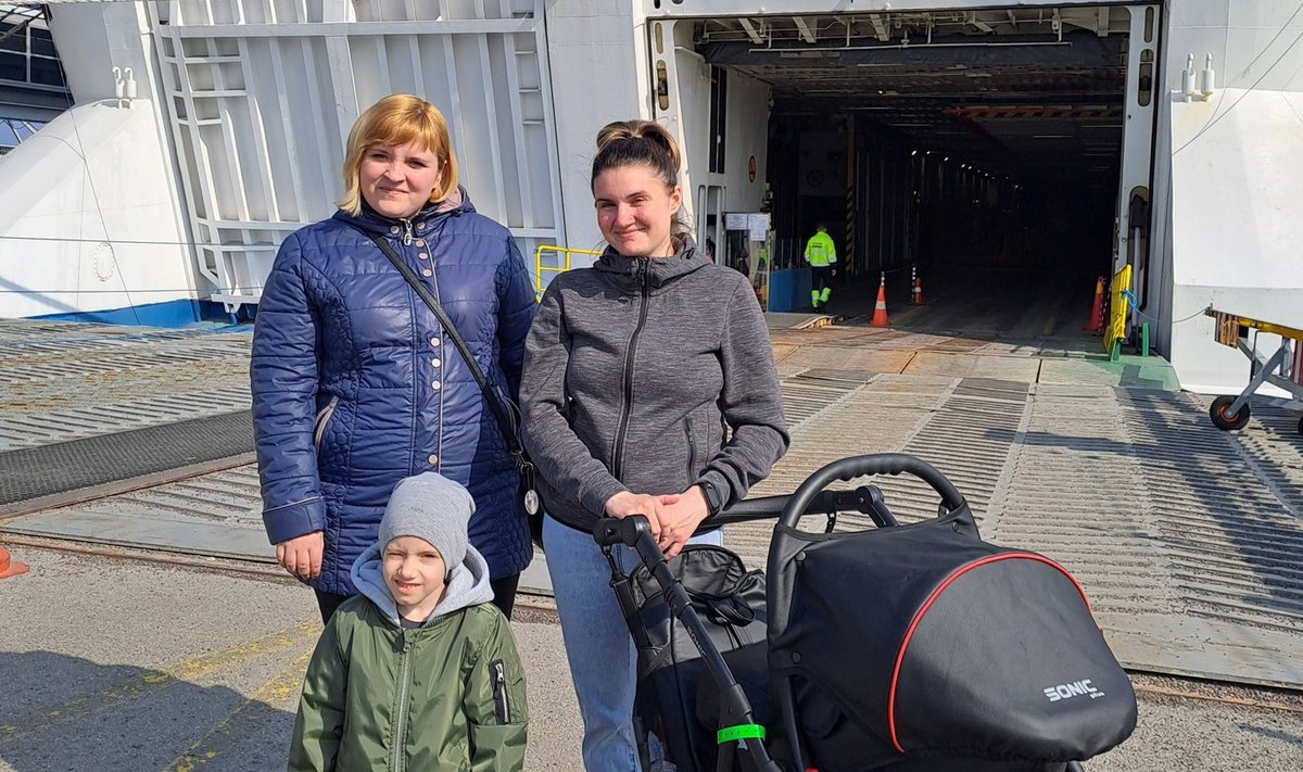 Üksinda lapsega Eestisse põgenenud Hanna (vasakul) ja kahe lapse ema Katerõna peavad lahkuma laevalt, mis on mitu kuud nende koduks olnud. 