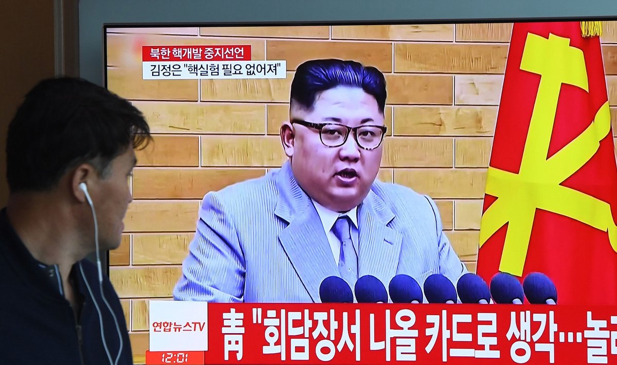 Lõuna-Korea pealinna Souli raudteejaamas võis üleeile uudistest näha Põhja-Korea riigipead Kim Jong-uni, kes lubas tuumarelvadest loobuda.