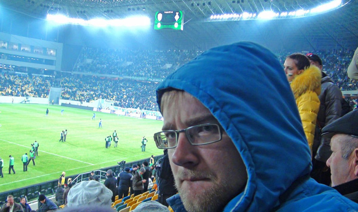 Purunenud unistus: Miinuskraadidega Lvivi Karpatõ uhiuuel staadionil. Saatuse irooniana sai Eesti koondislane Sergei Zenjov enne mängu vigastuse ja sel päeval platsile ei tulnud.