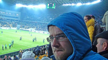 purunenud unistus: Miinuskraadidega Lvivi Karpatõ uhiuuel staadionil. Saatuse irooniana sai Eesti koondislane Sergei Zenjov enne mängu vigastuse ja sel päeval platsile ei tulnud.