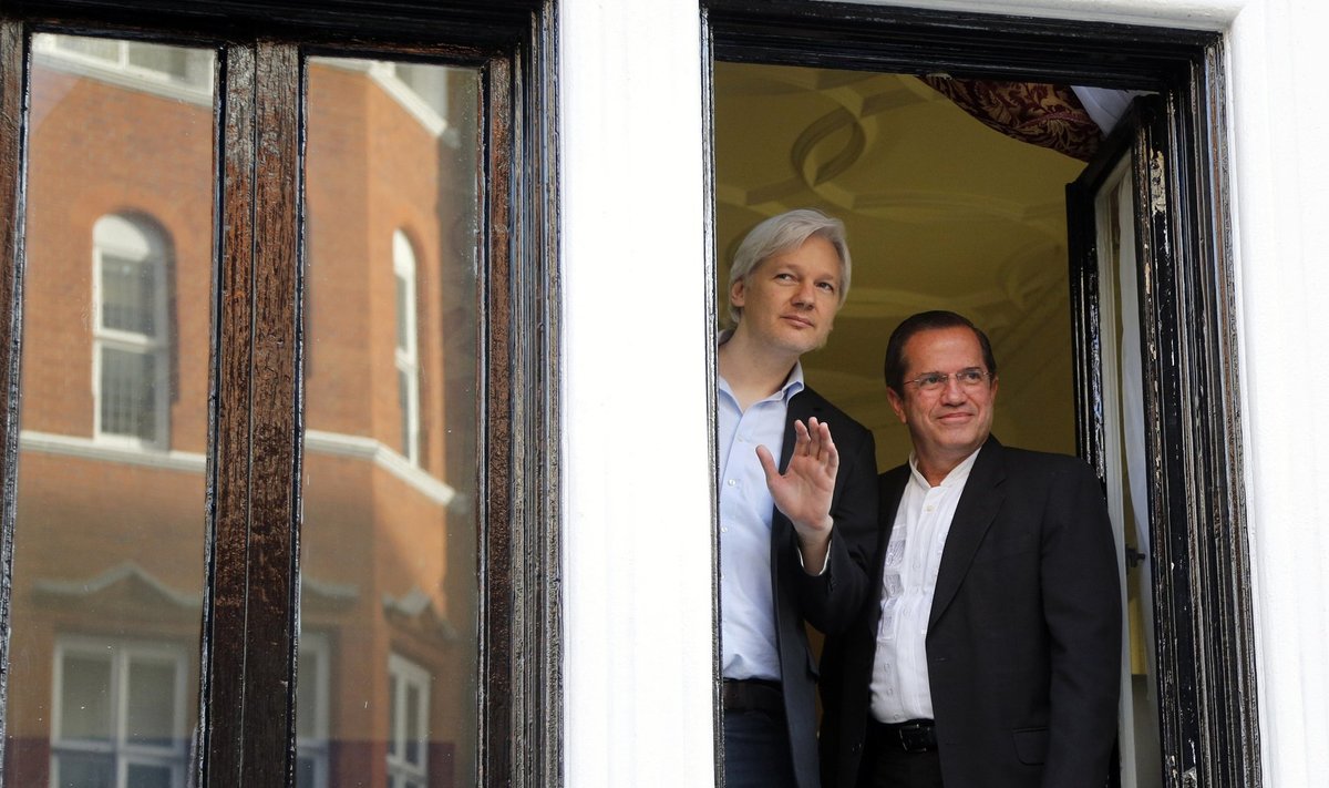 Julian Assange (vasakul) Ecuadori saatkonna aknal Londonis